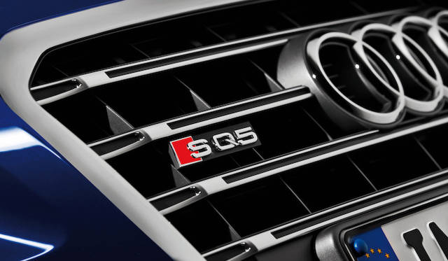 <strong>Audi SQ5 TDI｜アウディSQ5 TDI</strong>　フロントの「SQ5」バッジは、ほかの「S」モデルに共通する意匠だ