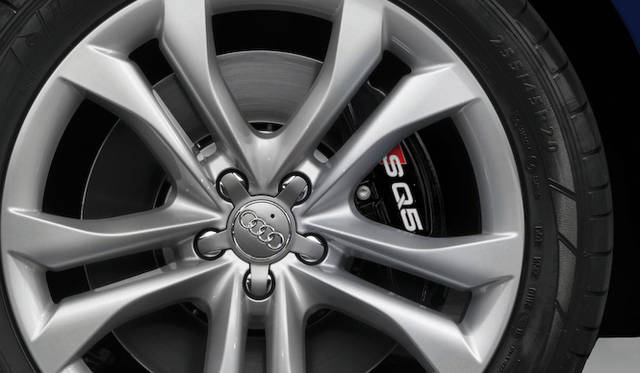 <strong>Audi SQ5 TDI｜アウディSQ5 TDI</strong>　「SQ5」のロゴが刻印された黒のブレーキキャリパー