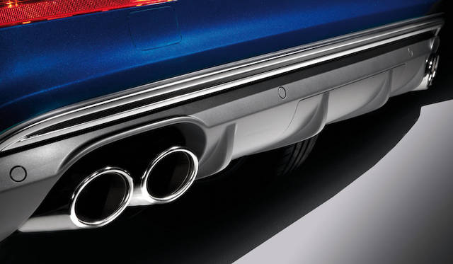 <strong>Audi SQ5 TDI｜アウディSQ5 TDI</strong>　リアエンドはディフューザーと4本出しマフラー。エグゾーストノートを変調しスポーティな雰囲気を高める機能も備わる