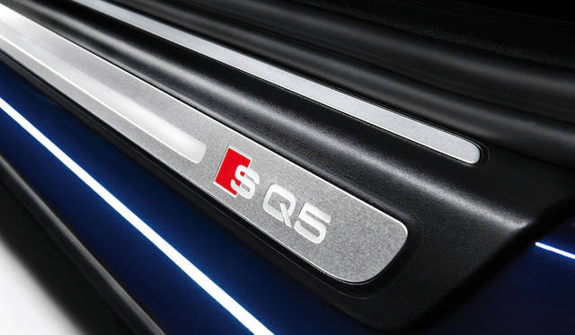 <strong>Audi SQ5 TDI｜アウディSQ5 TDI</strong>　ドアシルにもモデル名のロゴ。