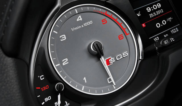 <strong>Audi SQ5 TDI｜アウディSQ5 TDI</strong>　メーターパネルはグレー。「SQ5」のロゴが立体的な造詣で配される