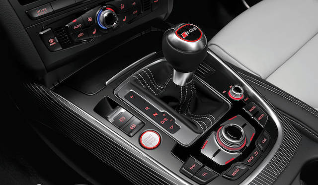 <strong>Audi SQ5 TDI｜アウディSQ5 TDI</strong>　トランスミッションは8段ティプトロニック。レバーの上にもモデルロゴが刻まれる