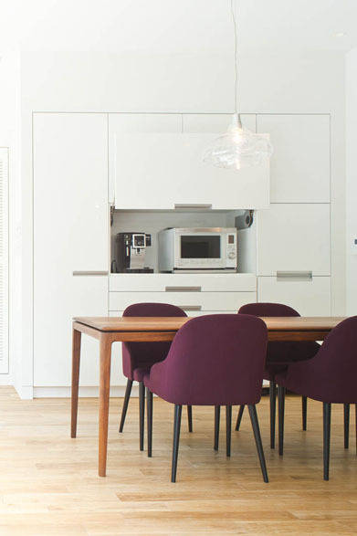 <strong>TIME & STYLE｜タイム アンド スタイル</strong>　「HOUSE STORAGE TIME & STYLE 南青山ショールーム」　ダイニングキッチン収納