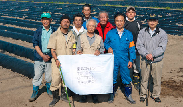 <strong>東北コットンプロジェクト</strong>　このプロジェクトからはじめて誕生した製品を発表する「東北コットンランウェイ」では、コットン農家と参加ブランドのプレスが、モデルとしてランウェイに登場する　©中野幸英