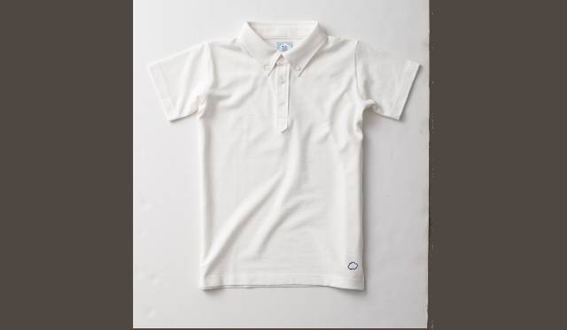 <strong>東北コットンプロジェクト</strong>　ボタンダウン仕様の東北コットンオリジナルポロシャツ。ホワイト、オレンジ、ネイビーの3色展開。8190円　©中野幸英
