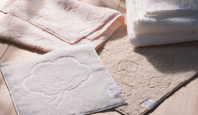 <strong>東北コットンプロジェクト</strong>　綿の実の織り柄と優しい風合いが特徴の東北コットンオリジナルタオル　©中野幸英