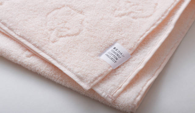 <strong>東北コットンプロジェクト</strong>　ミニタオル（25 x 25cm） 682円、ウォッシュタオル（34 x 36cm） 945円、フェイスタオル（34 x 36cm） 1890円、ボディバスタオル（85 x 100cm） 7350円　©中野幸英