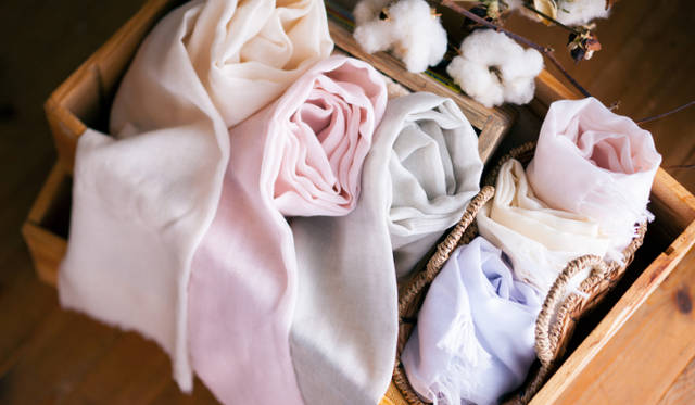 <strong>東北コットンプロジェクト</strong>　シルクのような光沢と優しい肌触りが特徴の東北コットンオリジナルストール　©中野幸英