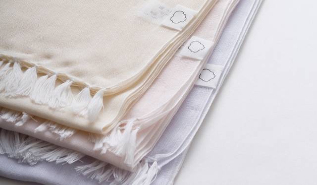 <strong>東北コットンプロジェクト</strong>　小（アイボリー、フレッシュピンク、ライラック） 8925円、大（アイボリー、オーロラピンク、オリーブグレー） 1万3125円　©中野幸英