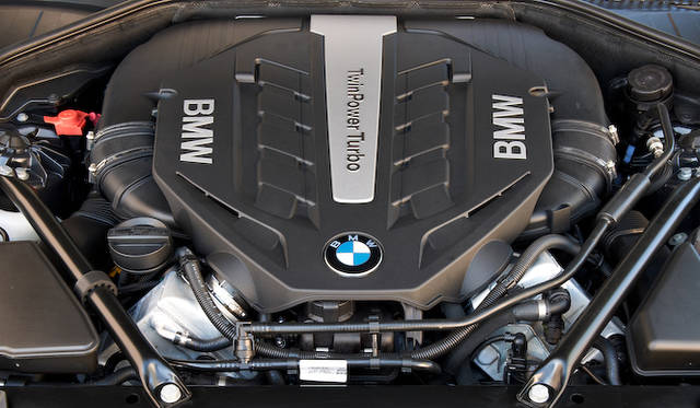 <strong>BMW 7 series｜ビー・エム・ダブリュー 7シリーズ</strong>　750iに搭載される、4.4リッターV8ツインパワーターボは最高出力 330kW（449ps）、最大トルク650Nm