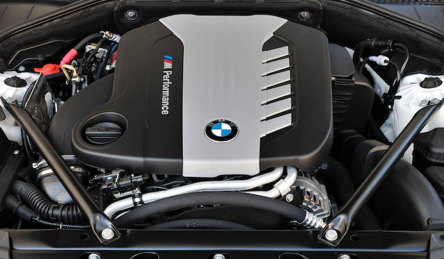 <strong>BMW 7 series｜ビー・エム・ダブリュー 7シリーズ</strong>　トリプルチャージャーをもつ750d xDriveの3リッター直列6気筒エンジンは、最高出力280kW（381ps）ながらも最大トルク740Nmを発揮する