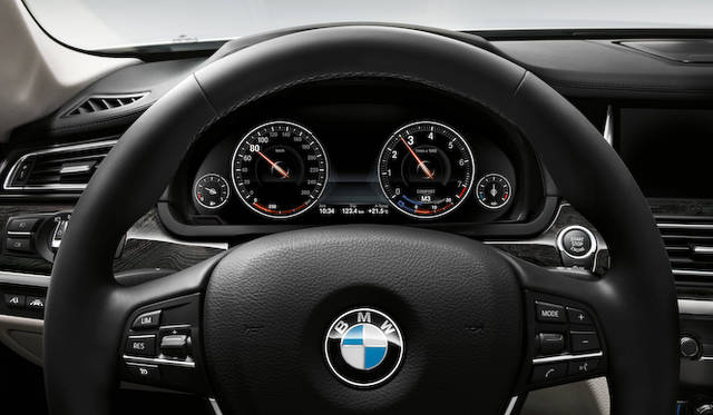 <strong>BMW 7 series｜ビー・エム・ダブリュー 7シリーズ</strong>　メーターは液晶画面に描写され、走行モードに応じて表示が変更される
