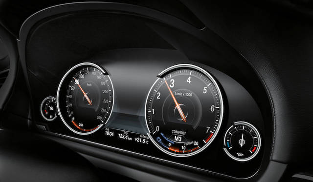 <strong>BMW 7 series｜ビー・エム・ダブリュー 7シリーズ</strong>　「コンフォート」モード時の表示。従来のメーターパネルが忠実に再現される