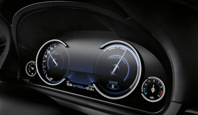 <strong>BMW 7 series｜ビー・エム・ダブリュー 7シリーズ</strong>　「エコプロ」モードではブルーの色調となり、回転計にかわって“エフィシエントダイナミクスディスプレイ”が表示される。