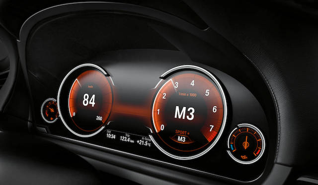 <strong>BMW 7 series｜ビー・エム・ダブリュー 7シリーズ</strong>　「スポーツ」モードでは盤面はオレンジ色調となり、運転に集中できるよう必要最小限の情報のみ表示される