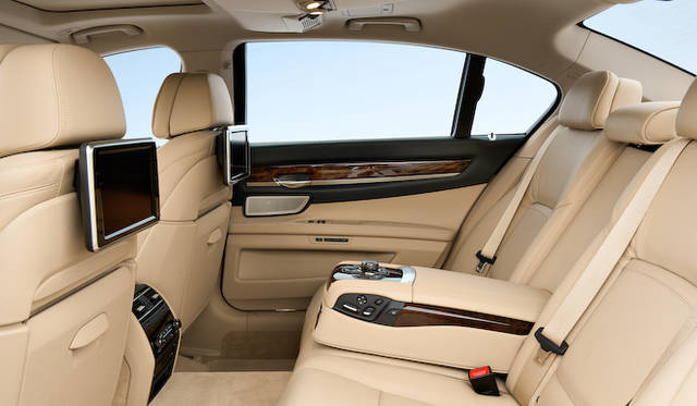 <strong>BMW 7 series｜ビー・エム・ダブリュー 7シリーズ</strong>　ロングの後席