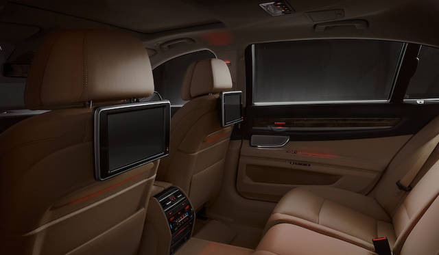 <strong>BMW 7 series｜ビー・エム・ダブリュー 7シリーズ</strong>　ロングの後席