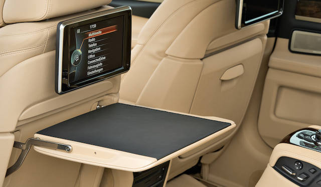 <strong>BMW 7 series｜ビー・エム・ダブリュー 7シリーズ</strong>　ロングの後席