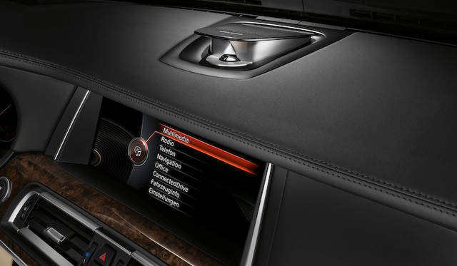 <strong>BMW 7 series｜ビー・エム・ダブリュー 7シリーズ</strong>　オーディオは16スピーカー、出力1,200ワットのバング＆オルフセン ハイエンド サラウンドシステムが標準装備される