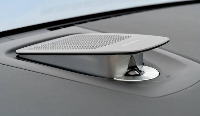 <strong>BMW 7 series｜ビー・エム・ダブリュー 7シリーズ</strong>　オーディオは16スピーカー、出力1,200ワットのバング＆オルフセン ハイエンド サラウンドシステムが標準装備される