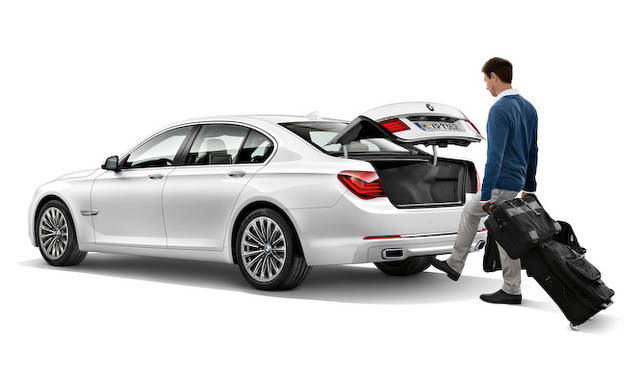 <strong>BMW 7 series｜ビー・エム・ダブリュー 7シリーズ</strong>　両手がふさがっていても、トランク下でペダルを踏む動作をすれば自動開閉が可能 