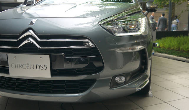 <strong>Citroen DS5｜シトロエン DS5</strong>　ハンドルを切った方向を照らすディレクショナル機能つきのバイキセノンヘッドライト