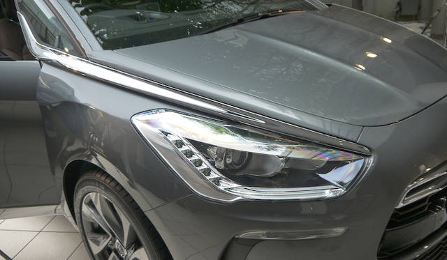 <strong>Citroen DS5｜シトロエン DS5</strong>　特徴的なヘッドライト上部からフロントウインドウよりもさらに後方まで伸びる”サーベル”ライン