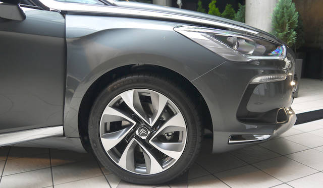 <strong>Citroen DS5｜シトロエン DS5</strong>　オプションの235/45R18タイヤ仕様 17インチのものとはホイールの意匠もことなる