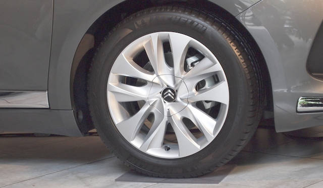 <strong>Citroen DS5｜シトロエン DS5</strong>　タイヤは225/50R17 写真は標準のホイール