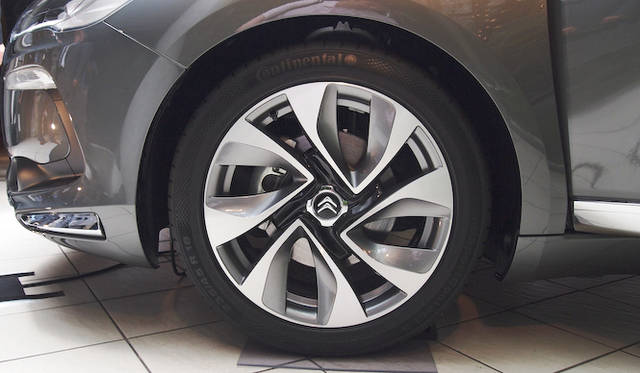 <strong>Citroen DS5｜シトロエン DS5</strong>　オプションの235/45R18タイヤ仕様 17インチのものとはホイールの意匠もことなる