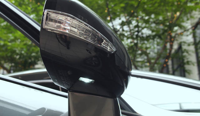 <strong>Citroen DS5｜シトロエン DS5</strong>　日本仕様では左側ミラーに標準でカメラが装備される（写真は右側ミラー）