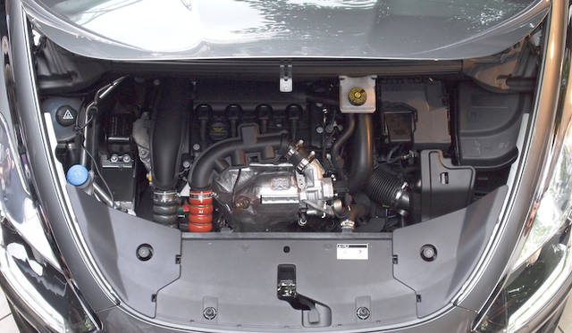 <strong>Citroen DS5｜シトロエン DS5</strong>　エンジンは1.6リッター直列4気筒ツインスクロールターボエンジン 最高出力115kw（156ps）/6,000rpm、 最大トルク240Nm/1,400-3,500rpmを発生する