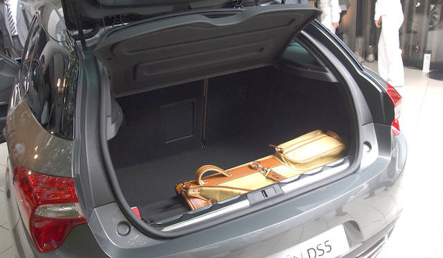 <strong>Citroen DS5｜シトロエン DS5</strong>　トランク容量はVDA方式で465リッター ゴルフバッグを横置きできる