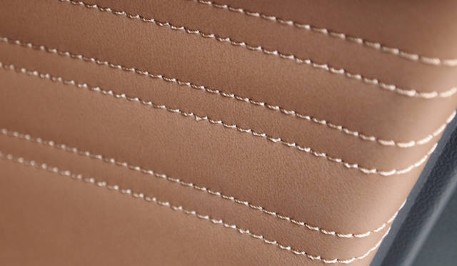 <strong>Citroen DS5｜シトロエン DS5</strong>　ドアの内張りに6本ものステッチが走る