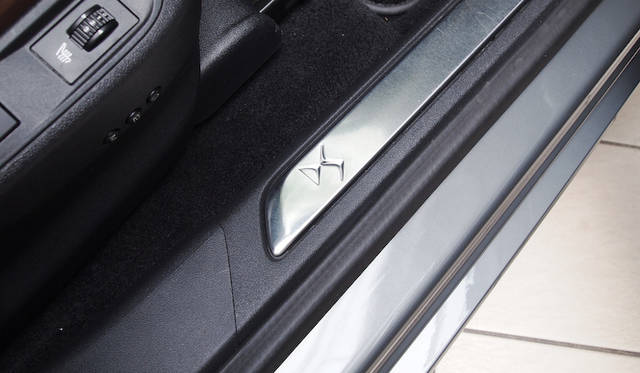 <strong>Citroen DS5｜シトロエン DS5</strong>　ドアシルにもDSのロゴが施される