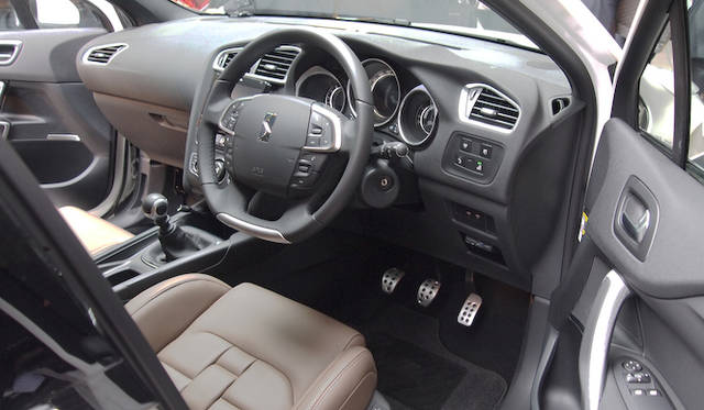 <strong>Citroen DS4｜シトロエン DS4</strong>　発表会に展示されたDS4　マニュアルトランスミッションと“ウォッチストラップ”シートの組みあわせだ