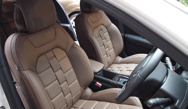 <strong>Citroen DS4｜シトロエン DS4</strong>　発表会に展示されたDS4　マニュアルトランスミッションと“ウォッチストラップ”シートの組みあわせだ