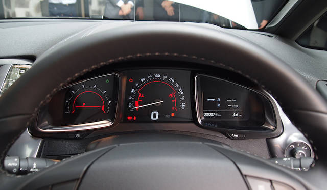 <strong>Citroen DS5｜シトロエン DS5</strong>　戦闘機のコックピットのようなメーターパネル