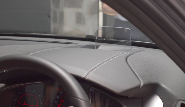 <strong>Citroen DS5｜シトロエン DS5</strong>　頭上のスイッチの操作でせり上がるヘッドアップディスプレイ