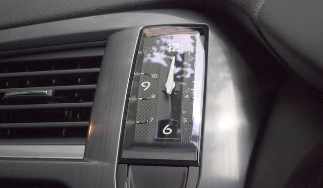 <strong>Citroen DS5｜シトロエン DS5</strong>　スタートボタンの上にはアナログ時計が内蔵される