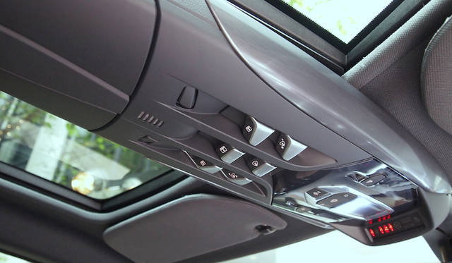 <strong>Citroen DS5｜シトロエン DS5</strong>　頭上にスイッチがならぶさまは航空機のコックピットをイメージ 奥で点灯しているのはシートベルト警告灯