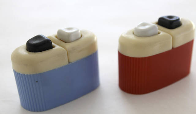 これもボタンを押すと底が開いて塩こしょうが出る