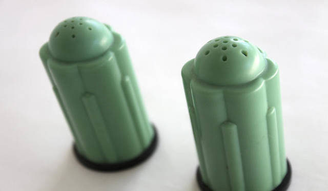 　アールデコスタイルの樹脂製。黒とグリーンのコンビネーションが魅力的（40’s）