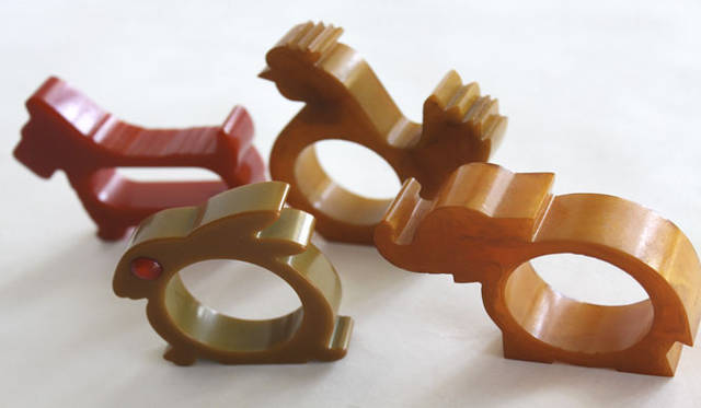 　フェノール樹脂一体成形の動物型ナプキンホルダー（30’s to 40’s）