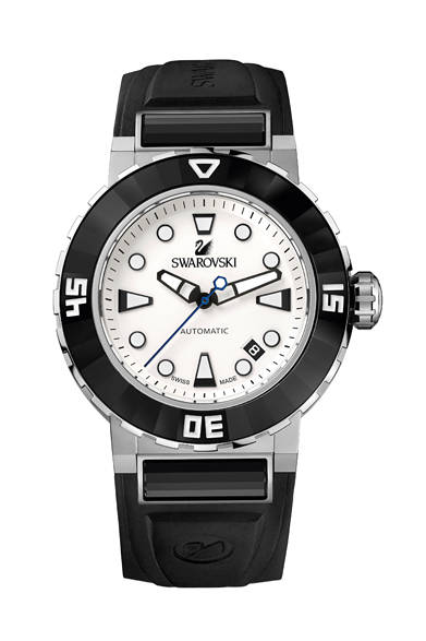 スワロフスキーというとフェミニンなイメージが強いかもしれないが、男性がデイリーにも着けられるようなシックなデザインの時計が登場している。まず紹介するのは「オクテア アビサル」。スイス製機械式自動巻きムーブメントならではの最高の品質をすべて備えたレジャーにぴったりのアクセサリー・ウォッチだ。カラーはオレンジとブラックも揃う。<br /><br /><strong>オクテア アビサル</strong><br />20万8950円<br />自動巻き、直径44mm、SS×ブラックPVD×クリスタル<br /><br />スワロフスキー・ジャパン（カスタマー・リレーションズ）<br />Tel. 0120-10-8700<br />www.swarovski.co.jp