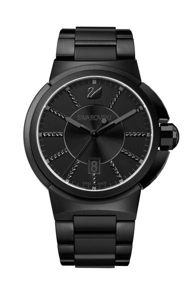 直径42mmの大型サイズで存在感を発揮する「ピアッツァ グランデ」は、文字盤がクラシックなリングに縁取られ、インデックスにはクリスタル装飾も。現代建築に影響を受けたアーバンなフォルムが特徴で、モダンエレガンスを求めるマスキュリンかつ洗練された男性にぴったりのアイテムだ。<br /><br /><strong>ピアッツァ グランデ クォーツ</strong><br />14万8050円<br />クォーツ、直径42mm、セラミックス×ジェットヘマタイト・クリスタル<br /><br />スワロフスキー・ジャパン（カスタマー・リレーションズ）<br />Tel. 0120-10-8700<br />www.swarovski.co.jp