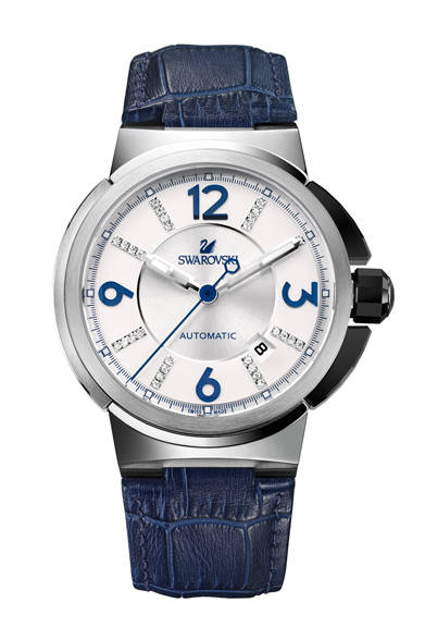 スイス製機械式ムーブメントに自動巻き機構を搭載した「ピアッツァ グランデ」。時針と分針は発光性のハーフスケルトンになっていたり、昼でも夜でも一目で時刻がわかるデザインに仕上げられている。エレクトリックブルーに輝くほっそりした秒針も魅力的だ。<br /><br /><strong>ピアッツァ グランデ オートマティック</strong><br />16万9050円<br />自動巻き、直径43mm、SS×セラミックス×クリスタル<br /><br />スワロフスキー・ジャパン（カスタマー・リレーションズ）<br />Tel. 0120-10-8700<br />www.swarovski.co.jp