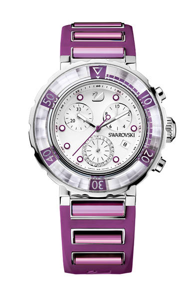 2011年にデビューした「オクテア クロノ」の新色。片方向回転ベゼルはクリスタルがはめ込まれつつも目盛表示が斬新な印象を与え、スポーティなラバーストラップにもクリスタルが装飾されるなど、スポーツ×エレガンスの融合がディテールに息づいている。<br /><br /><strong>オクテア クロノ</strong><br />14万8050円<br />クォーツ、直径40mm、SS×クリスタル<br /><br />スワロフスキー・ジャパン（カスタマー・リレーションズ）<br />Tel. 0120-10-8700<br />www.swarovski.co.jp