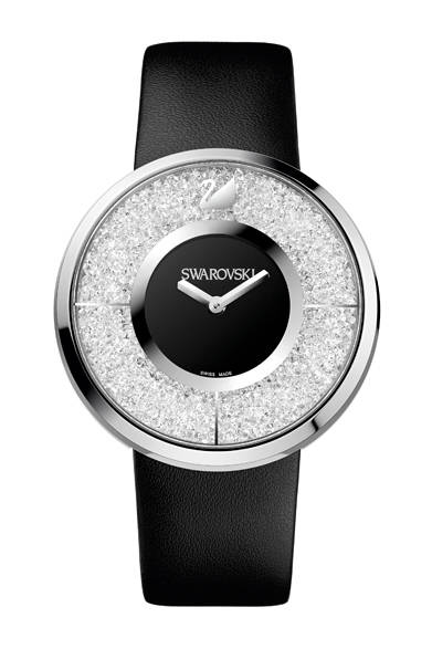 「クリスタリン」は、華麗なラウンドケースと、ダイアルにパヴェ・セッティングされたクリスタルの繊細な輝きが魅力のモデル。ブラック・ラッカーの文字盤とブラック・カーフレザーのストラップが、見事に調和している。<br /><br /><strong>クリスタリン</strong><br />4万8300円<br />クォーツ、直径40mm、SS×クリスタル<br /><br />スワロフスキー・ジャパン（カスタマー・リレーションズ）<br />Tel. 0120-10-8700<br />www.swarovski.co.jp