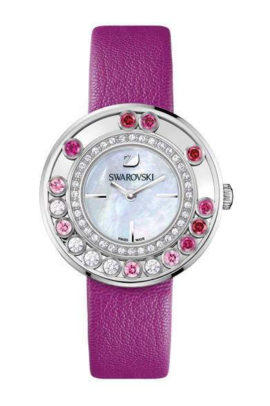 直径35mmのラウンド型ケースに、自由に動く16個のジルコニア・ストーンをセットした「ラブリー クリスタル」。腕を動かすたびに、ベゼルに周囲に沿ってうごくジルコニア・ストーンは、遊び心とフェミニニティを感じさせる。<br /><br /><strong>ラブリー クリスタル</strong><br />7万2450円<br />クォーツ×直径35mm、SS×クリスタル×ジルコニア<br /><br />スワロフスキー・ジャパン（カスタマー・リレーションズ）<br />Tel. 0120-10-8700<br />www.swarovski.co.jp